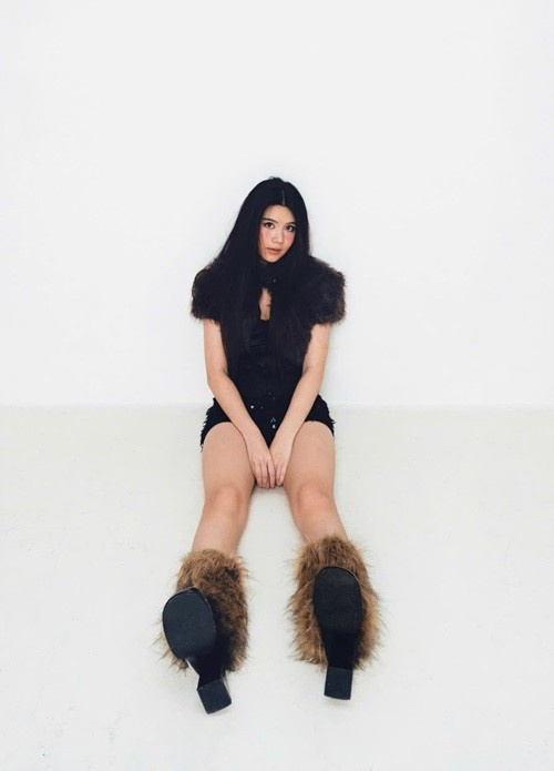 Hạt Dẻ (tên thật Mai Thảo Ngọc, sinh năm 2008) là con gái út của Quyền Linh. Cô sở hữu đôi mắt mơ màng, bờ môi đầy đặn, tạo nên tổng thể gương mặt hài hòa, cuốn hút. Ảnh: Instagram Mai Thảo Ngọc.