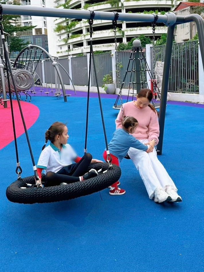 "Lúc nào Mia và mẹ cũng ước có Lina đi cùng nhưng Lina đang giai đoạn tâm lý biến động nên muốn ở nhà nhiều hơn. Vì vậy, mẹ Phương phải cố gắng sắp xếp, hôm thì dành riêng thời gian với Lina, hôm thì chỉ có Mia mà thôi, để đảm bảo 2 con luôn có mẹ trọn vẹn trong 1 khoảng thời gian phù hợp", Lan Phương cho biết.