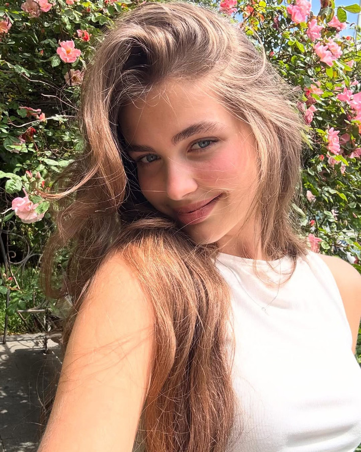 Varvara ăn mặc đơn giản, chọn lối trang điểm mỏng nhẹ như không, chụp ảnh bên cạnh giàn hoa hồng. Ảnh: Instagram Varvara Yakovenko.