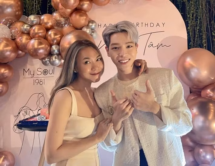 Trên trang cá nhân, đăng tải khoảnh khắc bên Mỹ Tâm, Đức Phúc gọi nữ ca sĩ là "cô đẹp của đời tôi", "công chúa của tôi". Ảnh: FB Đức Phúc.