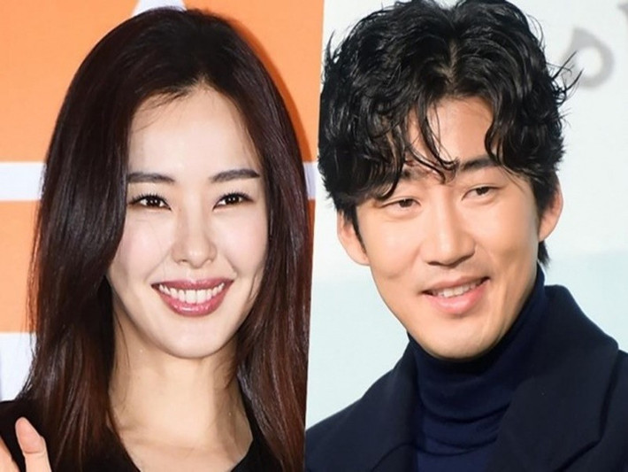 Theo Người Đưa Tin, Yoon Kye Sang sinh năm 1978 và là cựu thành viên của nhóm G.O.D. Năm 2004, anh rời nhóm và chuyển hướng đóng phim. Yoon Kye Sang từng tham gia phim: Chị dâu 19 tuổi, Gia đình là số 1. Ảnh: Sức Khỏe Đời Sống.