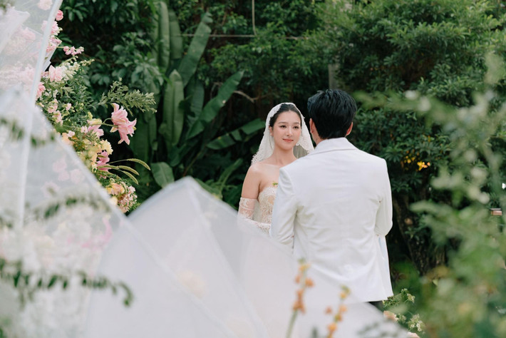 Vợ chồng Hồ Quang Hiếu thực hiện các nghi lễ trong không gian ngoài trời.