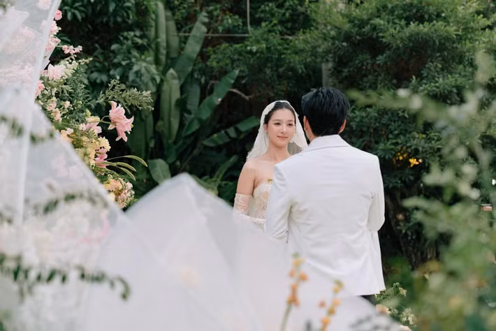 Vợ chồng Hồ Quang Hiếu thực hiện các nghi lễ trong không gian ngoài trời.