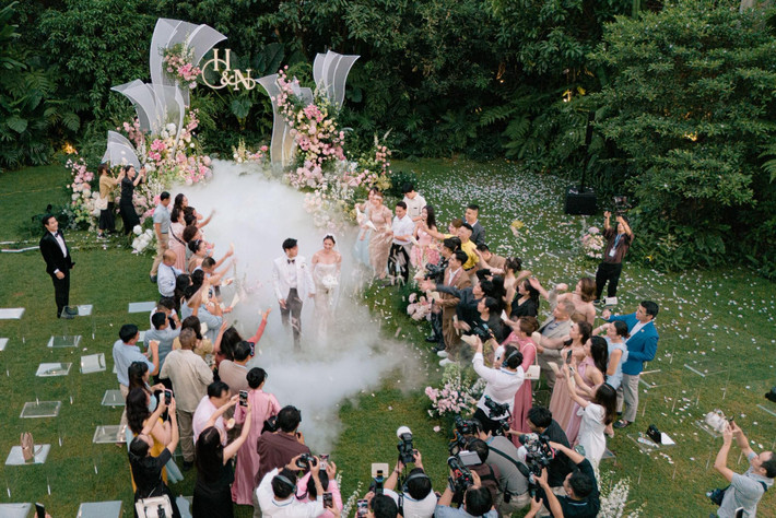Đôi uyên ương tổ chức lễ cưới theo mô hình khu vườn tình yêu với tông hồng chủ đạo, tạo cảm giác lãng mạn.
