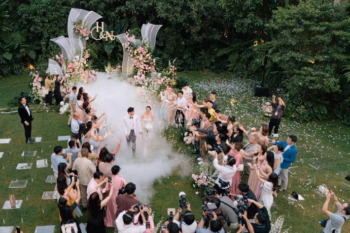 Đôi uyên ương tổ chức lễ cưới theo mô hình khu vườn tình yêu với tông hồng chủ đạo, tạo cảm giác lãng mạn.
