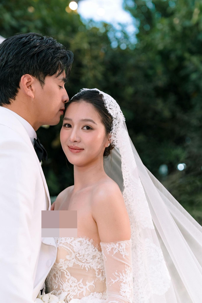 Tuệ Như - vợ Hồ Quang Hiếu diện một số mẫu váy cưới gợi cảm, lộng lẫy trong đám cưới hoành tráng.