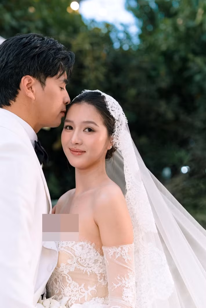 Tuệ Như - vợ Hồ Quang Hiếu diện một số mẫu váy cưới gợi cảm, lộng lẫy trong đám cưới hoành tráng.