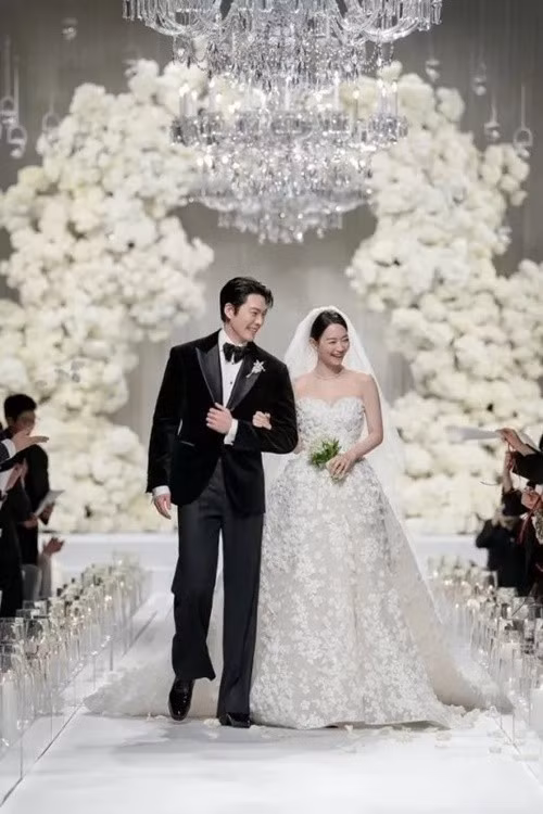 Theo VTV, sáng ngày 22/12, công ty quản lý của Shin Min Ah - Kim Woo Bin công bố ảnh trong hôn lễ của cặp đôi. Trước đó, lễ cưới của Shin Min Ah - Kim Woo Bin diễn ra vào chiều tối ngày 20/12 tại Seoul, Hàn Quốc. Ảnh: VTV.