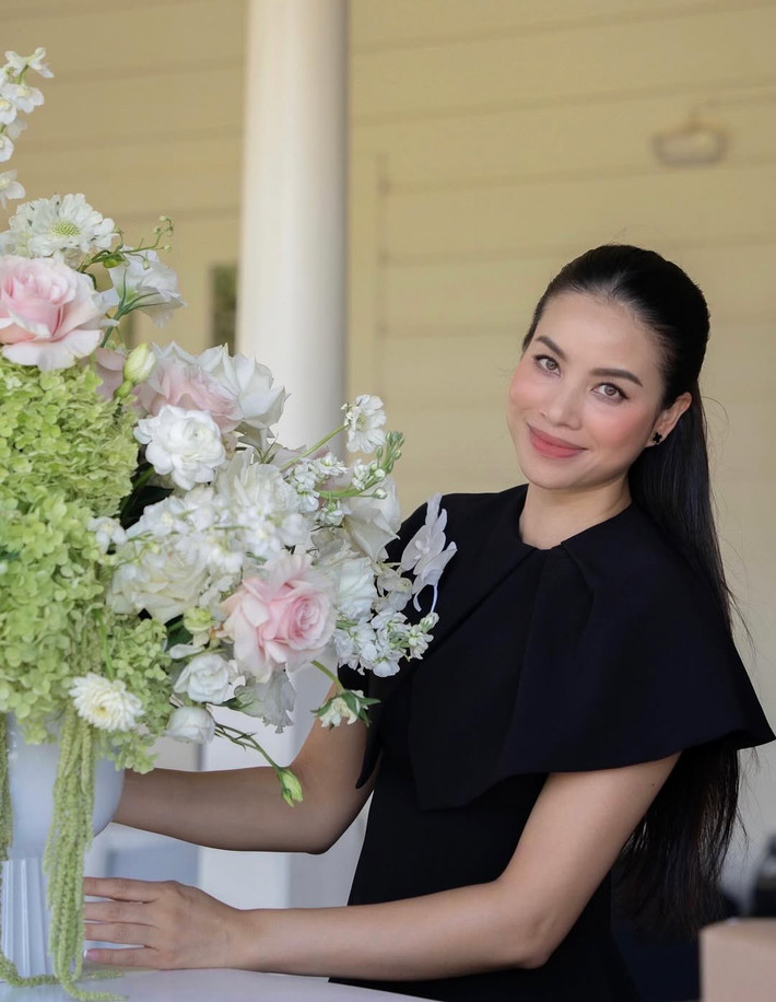 Cũng sang Mỹ định cư, Hoa hậu Phạm Hương lại sống như bà hoàng ngay từ những ngày đầu ở xứ cờ hoa. Nàng hậu cùng hai con trai sống tại một căn biệt thự. Đầu năm 2023, Hoa hậu Phạm Hương mở tiệm hoa tươi. Ảnh: Instagram Phạm Hương.