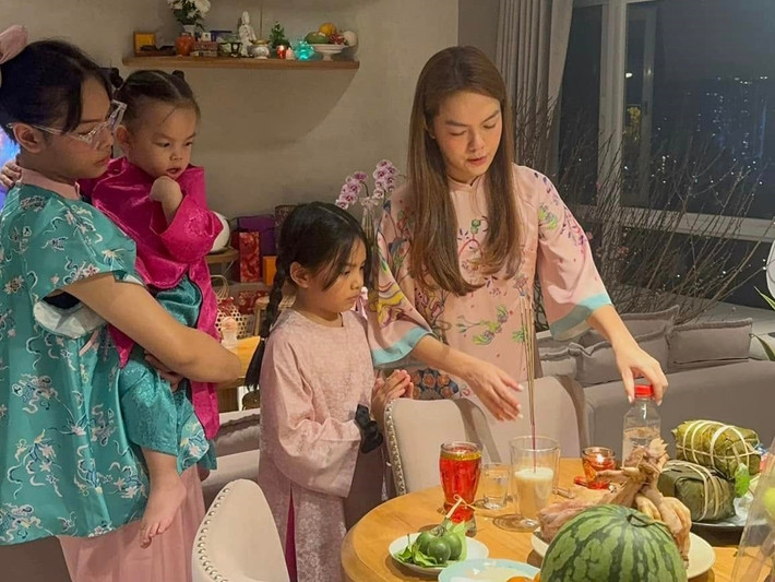 Theo Phạm Quỳnh Anh, Tuệ Lâm - con gái đầu lòng của cô mới 13 tuổi, có phần bối rối nhưng vẫn cố gắng trả lời phỏng vấn bình thường để không ảnh hưởng đến mẹ.