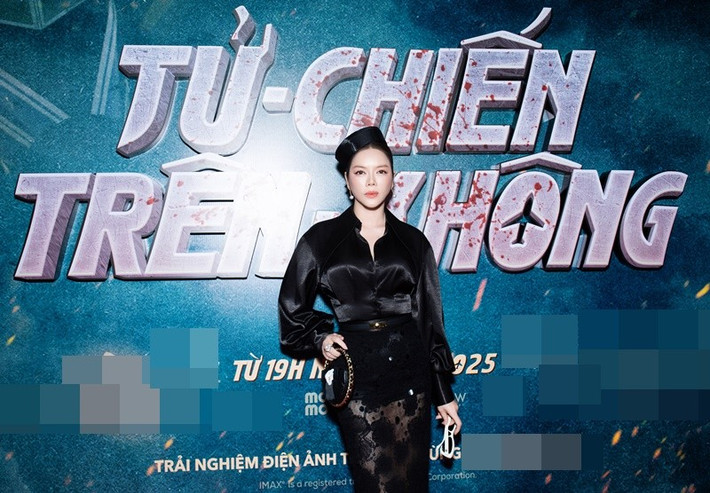 Chân váy phần dưới xuyên thấu giúp tôn lên đôi chân thon dài của nữ diễn viên.