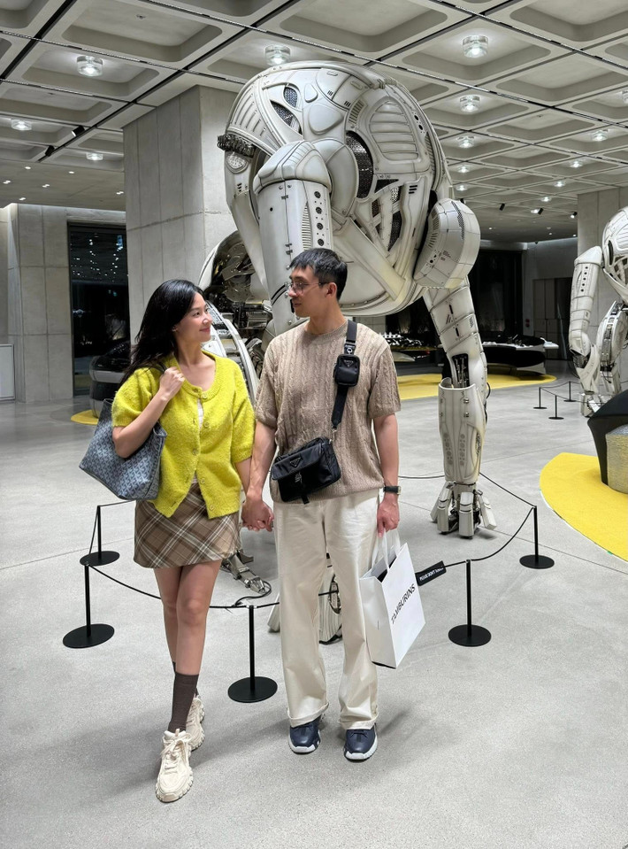 Trước đó, Minh Đạt tháp tùng Midu đi dạo phố, mua sắm trong ngày đầu đến Hàn Quốc.