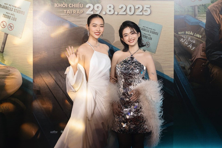 Theo Dân Việt, trong bộ phim Làm giàu với ma 2 vừa ra rạp, Diệp Bảo Ngọc đóng nữ cướp tâm cơ còn Ngọc Xuân (phải) vào vai hồn ma. Mới đây, tại sự kiện ra mắt phim, 2 nữ diễn viên đọ vẻ gợi cảm với váy áo kiểu yếm. Ảnh: FB Ngọc Xuân.