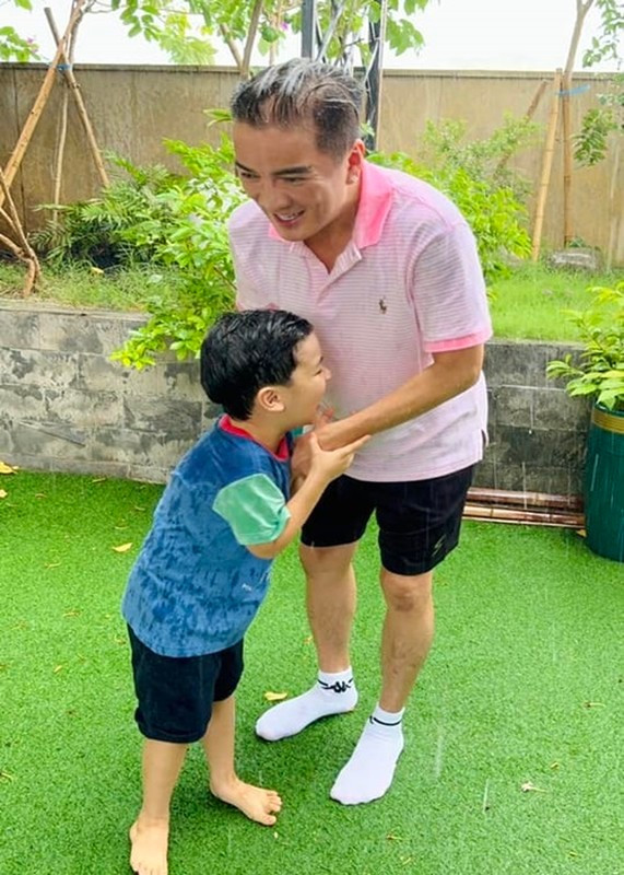 Đàm Vĩnh Hưng dành nhiều thời gian chơi đùa cùng quý tử. Ảnh: FB Polo Huỳnh.