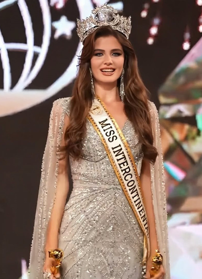 Tân Hoa hậu Liên lục địa sở hữu gương mặt cân đối với đường nét hài hòa, đôi mắt xanh sâu, ánh nhìn sắc sảo, mái tóc nâu gợn sóng. Ảnh: Mega Queen.