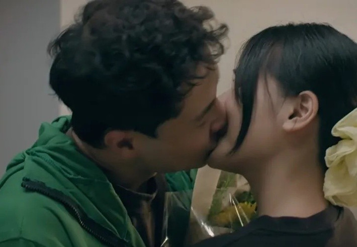 Trong phim Đồng hồ đếm ngược vừa lên sóng, Yến My và Thanh Sơn vào vai một cặp đôi yêu nhau. Hai diễn viên có nhiều phân cảnh thân mật, trong đó có những nụ hôn tạo cảm xúc cho mạch phim. Ảnh: VTV.