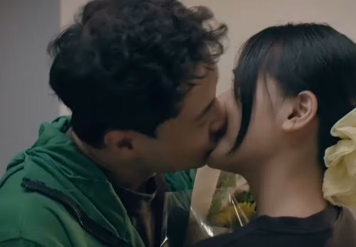 Trong phim Đồng hồ đếm ngược vừa lên sóng, Yến My và Thanh Sơn vào vai một cặp đôi yêu nhau. Hai diễn viên có nhiều phân cảnh thân mật, trong đó có những nụ hôn tạo cảm xúc cho mạch phim. Ảnh: VTV.