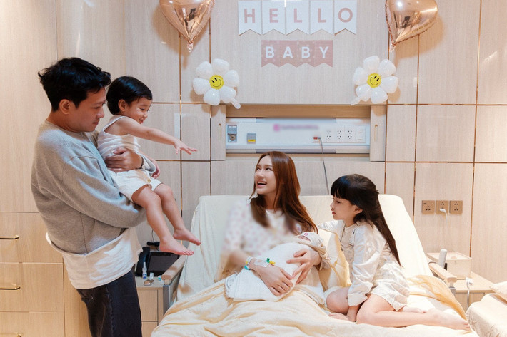 Sau khi vượt cạn thành công, Nhã Phương chia sẻ: "Chào con, thiên thần thứ 3 của gia đình. Cứ ngỡ là "tập 3" rồi thì mẹ sẽ bình tĩnh hơn, kinh nghiệm hơn. Nhưng không, mọi thứ vẫn vẹn nguyên như lần đầu tiên. Vẫn là cảm giác hồi hộp, vẫn là sự bỡ ngỡ đến run rẩy khi lần đầu tiên được chạm vào con, ngắm nhìn thiên thần bé nhỏ này". Ảnh: FB Nhã Phương.