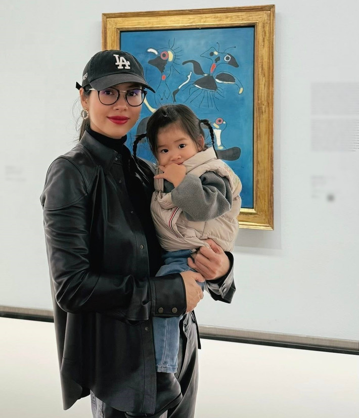 Hoàng My sống ở Áo cùng con gái trong ít năm qua. Trong ảnh, nàng hậu cùng bé Ayla đến một viện bảo tàng ở Vienna, Áo.