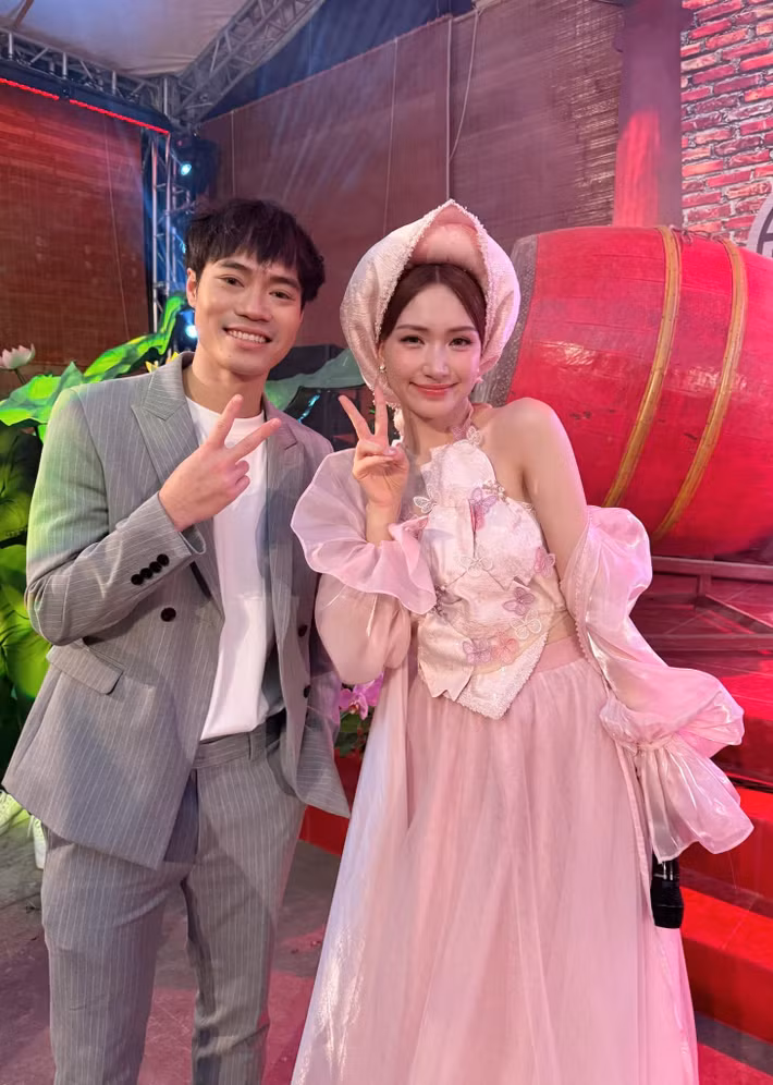 Văn Toàn và Hòa Minzy luôn ủng hộ nhau trong công việc. Ảnh: FB Văn Toàn.