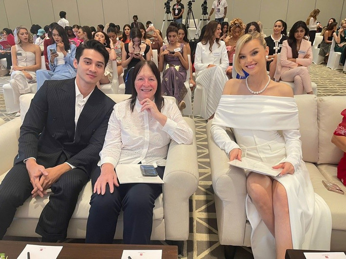 Cuối tháng 5/2025, Nam vương Tuấn Ngọc sang Ấn Độ ngồi ghế giám khảo vòng chung kết phần thi Thử thách đối đầu thuộc khuôn khổ Miss World 2025. Trên trang cá nhân, nam người mẫu Tuấn Ngọc đăng tải loạt ảnh chụp chung với chủ tịch Miss World - bà Julia Morley, Miss World 2024 Krystyna Pyszkova. Ảnh: FB Tuấn Ngọc.