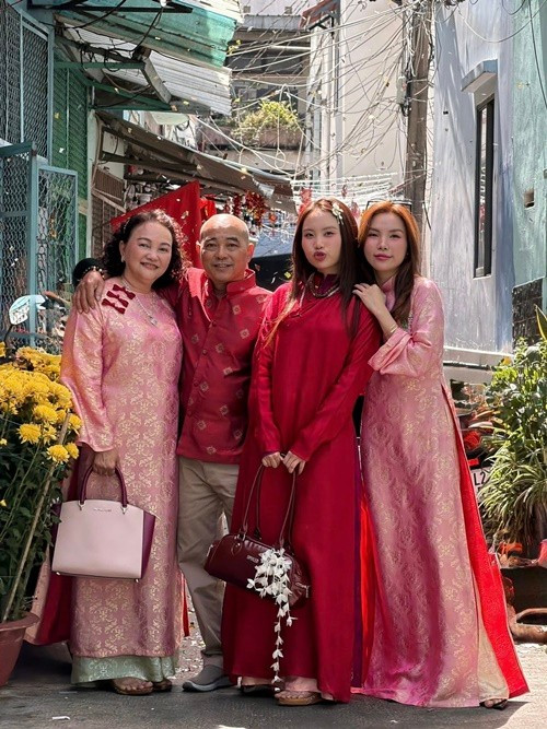 Phương Mỹ Chi (thứ ba bên trái) vừa gửi lời nhắn nhủ đầy tình cảm đến chị gái: “Có những đêm thức trắng, cũng có những lúc thăng hoa cùng nhau. Cùng đi xa hơn nha chị”. Câu nói giản dị phần nào cho thấy sự gắn bó phía sau ánh đèn sân khấu của hai chị em. Ảnh: FB Phương Mỹ Chi.