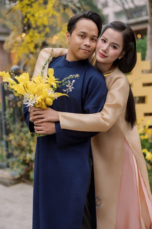 Hương Ly trải lòng: "Một buổi tiệc trà nhỏ, ấm cúng, do hai đứa con chuẩn bị để gia đình nội ngoại và những người bạn thân từ xa về có dịp quây quần, chia sẻ niềm vui cùng tụi con. Trái ngọt hôm nay có được cũng là nhờ tình thương và sự nâng đỡ của mọi người suốt thời gian qua". Ảnh: FB Hương Ly.