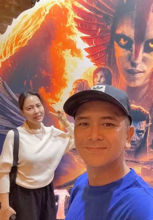 Nam diễn viên phim Đất phương Nam chia sẻ hình ảnh đưa vợ đi xem phim cuối tháng 12/2025. Ảnh: FB Hùng Thuận.