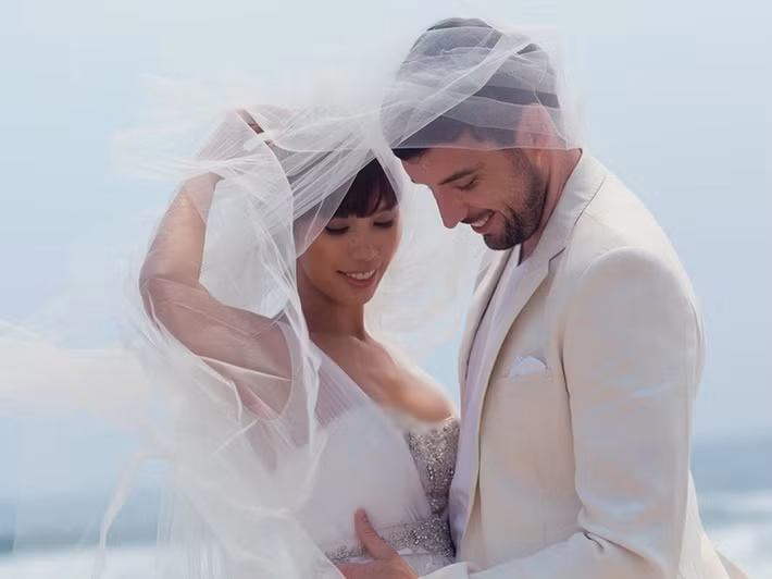 Siêu mẫu Hà Anh kết hôn với Olly vào năm 2016. Chồng Hà Anh sinh năm 1984, kém nữ người mẫu 2 tuổi và mang quốc tịch Anh. Olly là một giáo viên. Cả hai quen nhau qua một người bạn. Ảnh: FB Hà Anh.