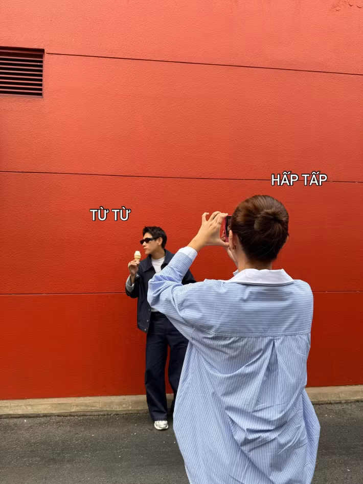 Quỳnh Lý đứng tạo dáng cực "ngầu", bình tĩnh, kiên nhẫn để có được một bức ảnh ưng ý. Tú Hảo lại có vẻ đang rất vội vàng chụp ảnh.