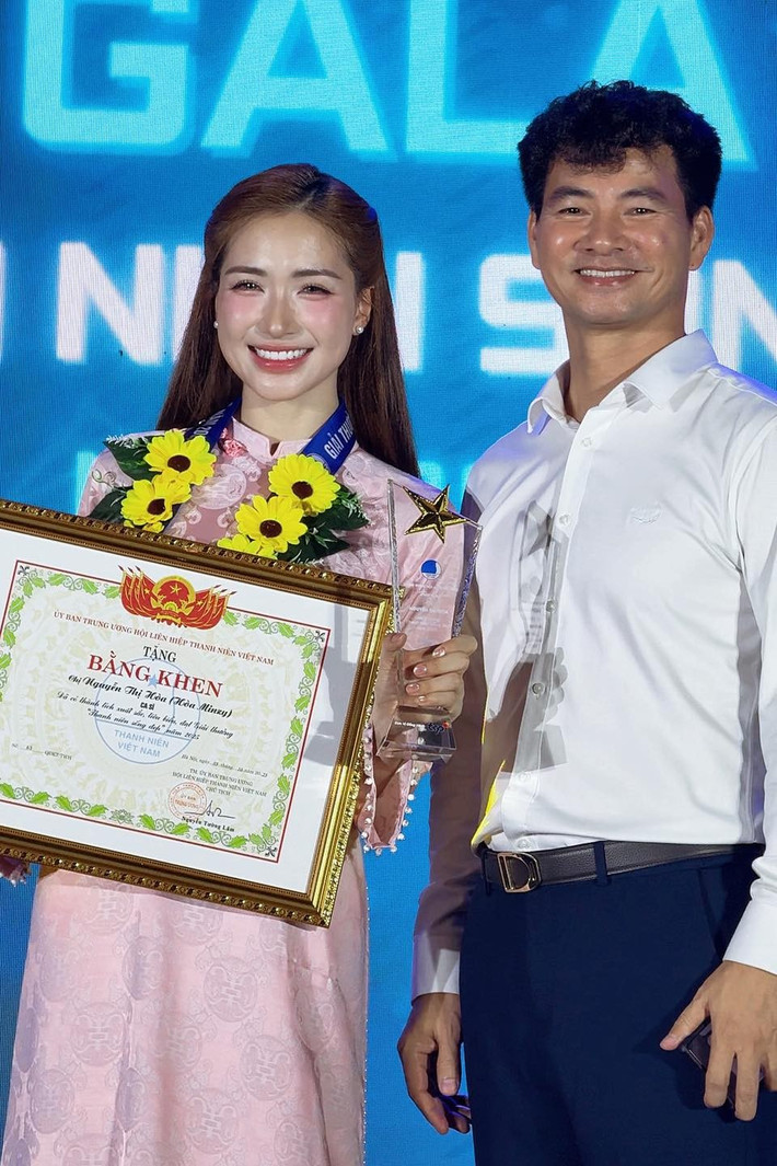 Theo Vietnamnet, tháng 10, Hòa Minzy được tôn vinh Thanh niên sống đẹp năm 2025. Giải thưởng Thanh niên sống đẹp là phần thưởng cao quý của Trung ương Hội LHTN Việt Nam, nhằm tôn vinh những thanh niên tiêu biểu – những người có hành động, nghĩa cử nhân ái, mang tinh thần tương thân tương ái, góp phần lan tỏa những giá trị nhân văn trong xã hội.