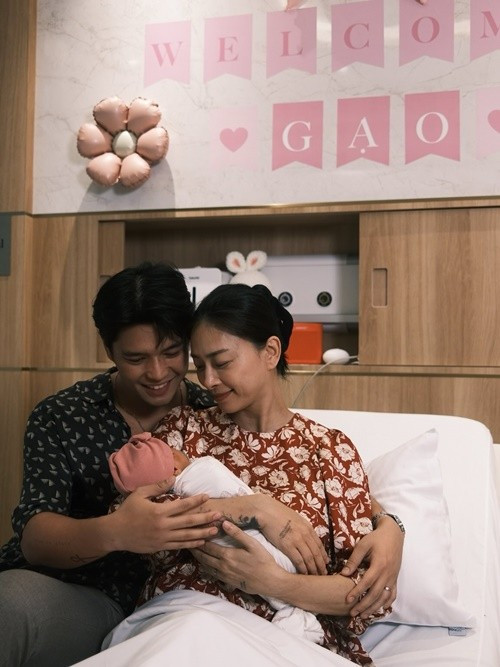 Đến nay, ái nữ nhà Ngô Thanh Vân được hơn một tuần tuổi. "Ba mẹ cũng lên bờ xuống ruộng với em", Ngô Thanh Vân hài hước cho biết. Ảnh: FB Huy Trần.