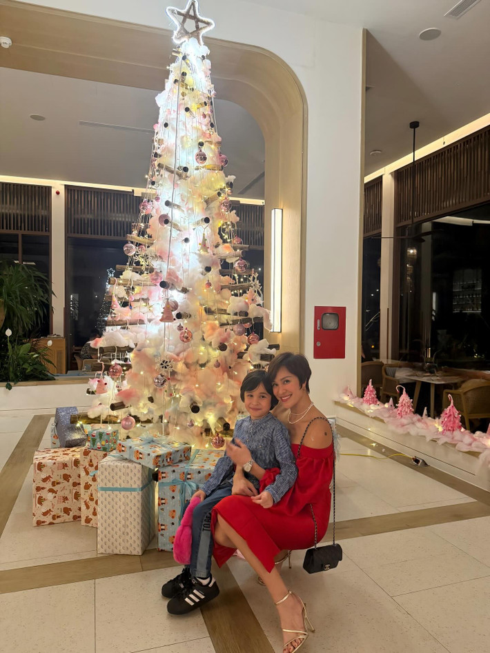 Dù bận rộn công việc, Phương Mai cố gắng giữ vai trò người bạn đồng hành của con, vừa nghiêm khắc đúng lúc, vừa mềm mỏng khi cần.