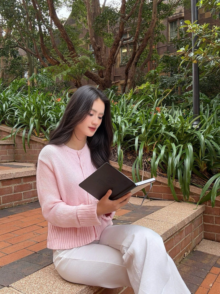 Ý Nhi đi làm thêm để trang trải học phí và sinh hoạt. Người đẹp từng tự tay gửi CV và đi phỏng vấn. Ảnh: FB Ý Nhi.