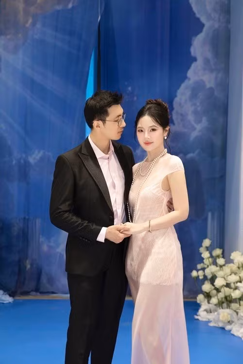 Trong các bức ảnh được đăng tải, vợ chồng Midu thường xuất hiện trong các buổi tiệc, chuyến du lịch hoặc những khoảnh khắc giản dị như dạo phố, chụp ảnh kỷ niệm. Sự thoải mái và ánh nhìn tình tứ giữa hai người khiến nhiều khán giả nhận xét cặp đôi ngày càng gắn bó.