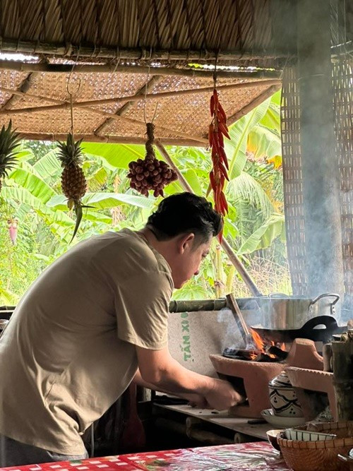 Huỳnh Anh Tuấn thường xuyên vào bếp nấu ăn. Các video nấu nướng của nam diễn viên thu hút nhiều khán giả. Ảnh: FB Huỳnh Anh Tuấn.