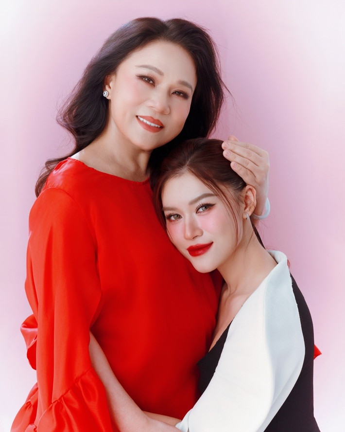 Doanh nhân Bích Hằng là mẹ ruột của diễn viên Ngọc Thanh Tâm. Mới đây, nhân dịp đấng sinh thành, Ngọc Thanh Tâm đăng tải bộ ảnh chụp cùng mẹ. Ảnh: FB Ngọc Thanh Tâm.