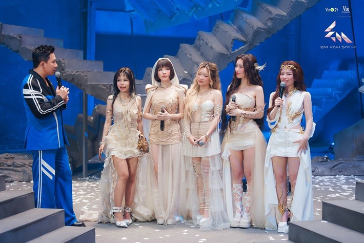 Sau khi trình diễn, Liu Grace chia sẻ với Trấn Thành: “Em buồn lắm, em ước diễn ra nhanh nhanh chứ em hết chịu nổi rồi. Hôm tổng duyệt, em làm không tốt, không vào tâm trạng để hát nên hôm nay em phải rất tập trung từ đầu. Trước chia sẻ của Liu Grace, Trấn Thành khóc. Anh nói với các nữ ca sĩ: "Nhín cách các em diễn, anh tin các em đã dùng cảm xúc thật của mình". Ảnh: FB Liu Grace.