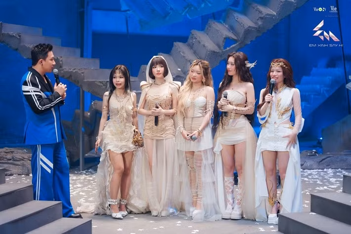 Sau khi trình diễn, Liu Grace chia sẻ với Trấn Thành: “Em buồn lắm, em ước diễn ra nhanh nhanh chứ em hết chịu nổi rồi. Hôm tổng duyệt, em làm không tốt, không vào tâm trạng để hát nên hôm nay em phải rất tập trung từ đầu. Trước chia sẻ của Liu Grace, Trấn Thành khóc. Anh nói với các nữ ca sĩ: "Nhín cách các em diễn, anh tin các em đã dùng cảm xúc thật của mình". Ảnh: FB Liu Grace.