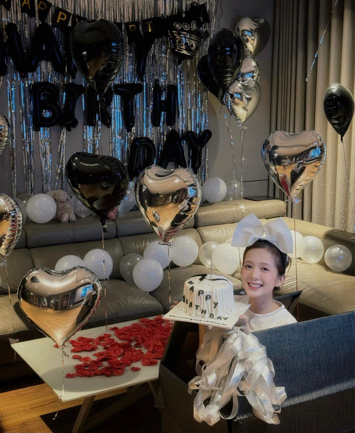 Nữ diễn viên phim Cha tôi người ở lại tổ chức sinh nhật bất ngờ cho Đình Tú tại nhà vào tháng 9/2024. Ảnh: FB Đình Tú.