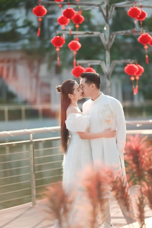 Trong cuộc phỏng vấn với Vietnamnet, Dương Khắc Linh cho biết, anh tự thấy may mắn khi được sống chung với Ngọc Duyên vì cả hai không bao giờ cãi vã, gây gổ. Nam nhạc sĩ cảm thấy vợ luôn xinh đẹp như ngày đầu. Ảnh: FB Lưu Ngọc Duyên.