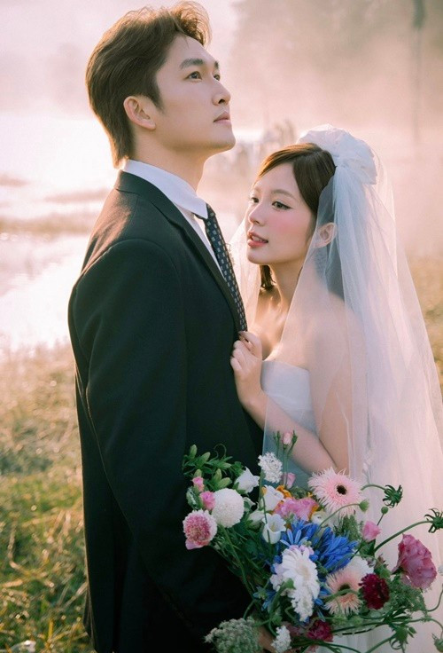 Vợ chồng Ngọc Huyền đã đi chụp ảnh cưới. Cặp đôi lựa chọn bối cảnh thiên nhiên. Ảnh: FB Ngọc Huyền.
