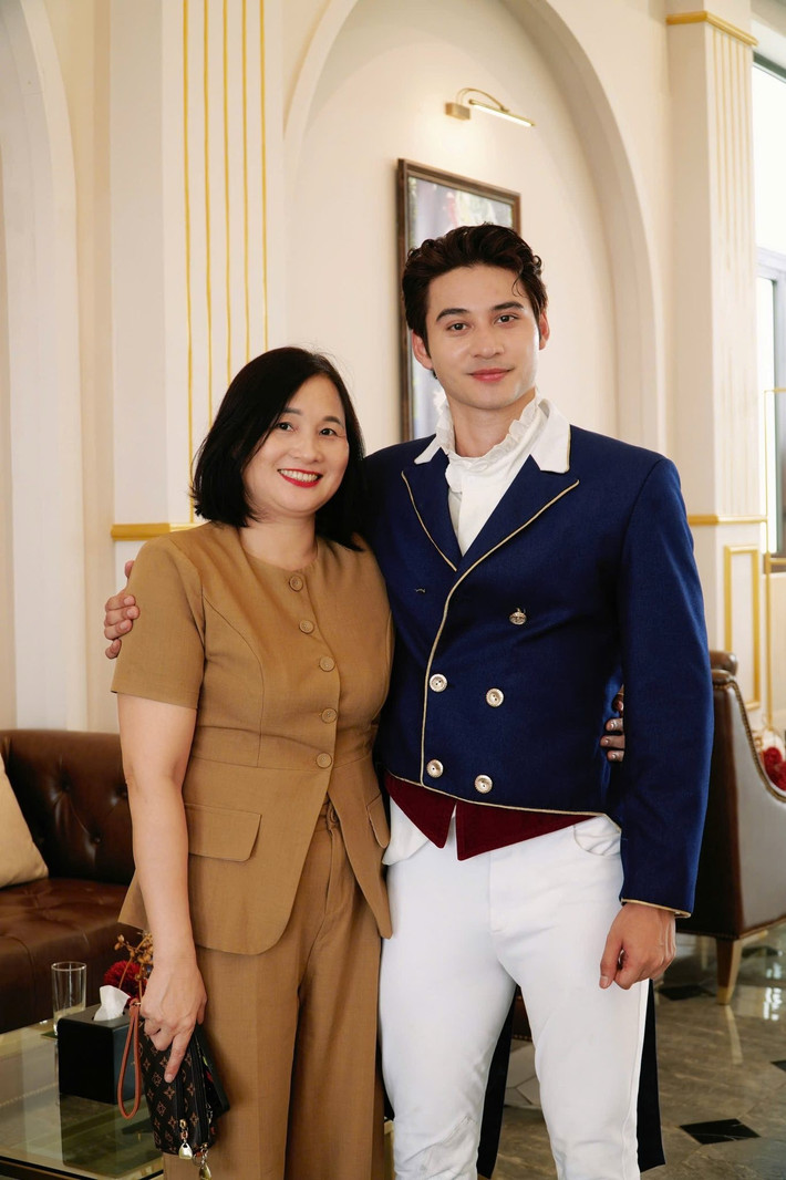 Tuấn Ngọc khoe loạt ảnh bên mẹ đẻ. Ảnh: FB Tuấn Ngọc.