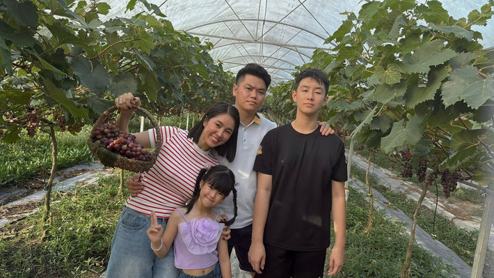 Trong đời sống thường nhật, vợ chồng Lê Phương – Trung Kiên ưu tiên sự giản dị, gắn bó. Những khoảnh khắc đời thường như cùng chăm sóc con, đi nghỉ dưỡng, quây quần bên gia đình hai bên, đồng hành trong các dịp quan trọng đều toát lên sự ấm áp.