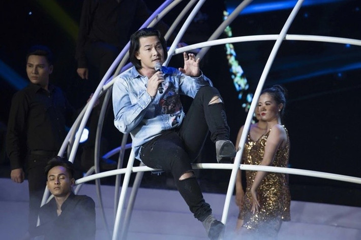 Ngoài phim ảnh, Quách Ngọc Ngoan còn đam mê ca hát. Năm 2020, anh tham gia chương trình Tình Bolero phiên bản nghệ sĩ. Ảnh: Người Lao Động.