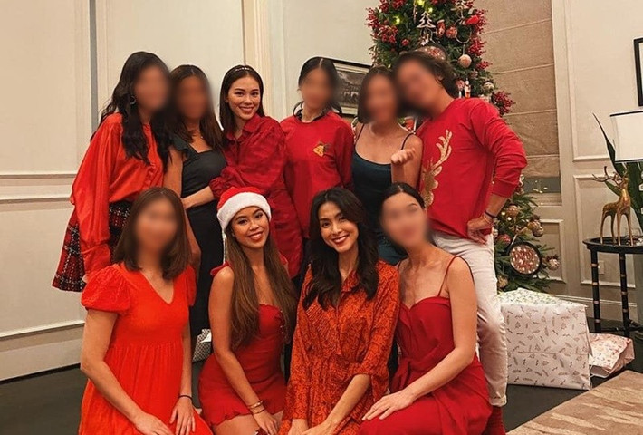 Tăng Thanh Hà tươi rói bên Tiên Nguyễn trong bữa tiệc dịp Giáng sinh tại nhà. Ảnh: Instagram Tăng Thanh Hà.