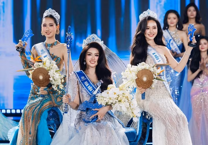 Tại chung kết Miss World Vietnam 2025, Lê Phương Khánh Như (ngoài cùng bên phải) đoạt danh hiệu á hậu 1, trong khi Trương Tâm Như (ngoài cùng bên trái) giành ngôi vị á hậu 2. Ảnh: BTC