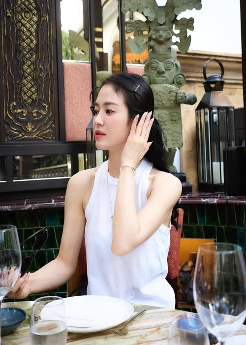 Ở đời thường, Song Hye Kyo chuộng trang phục có kiểu dáng đơn giản. Ảnh: Instagram Song Hye Kyo.