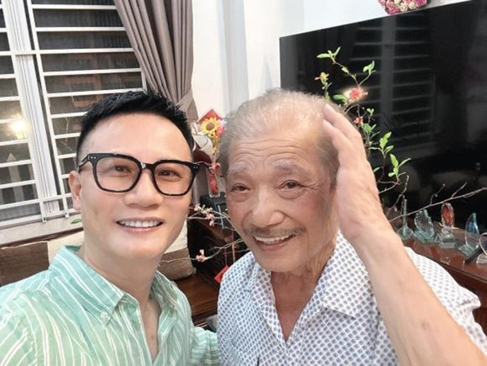 Hoàng Bách bày tỏ: “Một kỷ niệm đẹp, đầm ấm và hạnh phúc cùng thầy tôi, cây đại thụ của nền âm nhạc Việt Nam, người mà tôi cùng rất nhiều học trò khác luôn coi như người cha thứ hai trong cuộc đời”. Ảnh: FB Hoàng Bách.