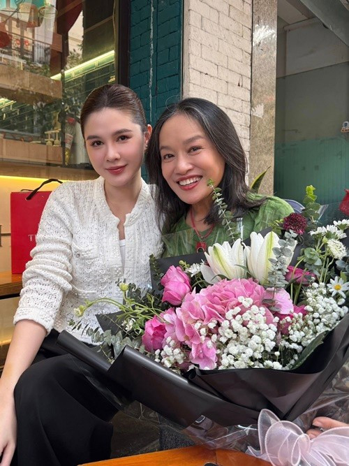 Các MC: Thu Hoài, Thái Dũng… tặng hoa nghệ sĩ Tú Oanh nhân ngày Nhà giáo Việt Nam. Ảnh: FB Thu Hoài.